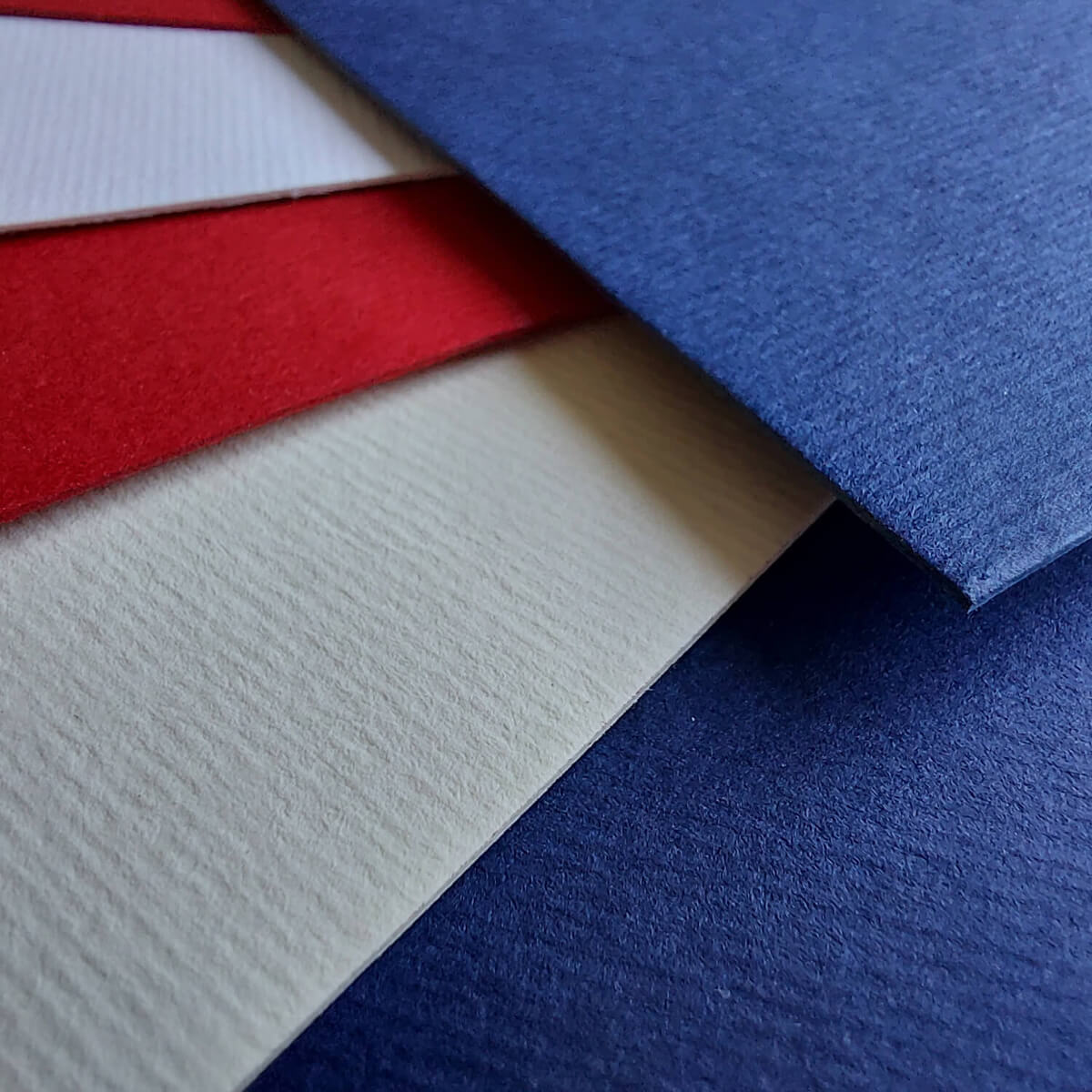 Cartoncino teso goffrato a righe colorato tinta unita